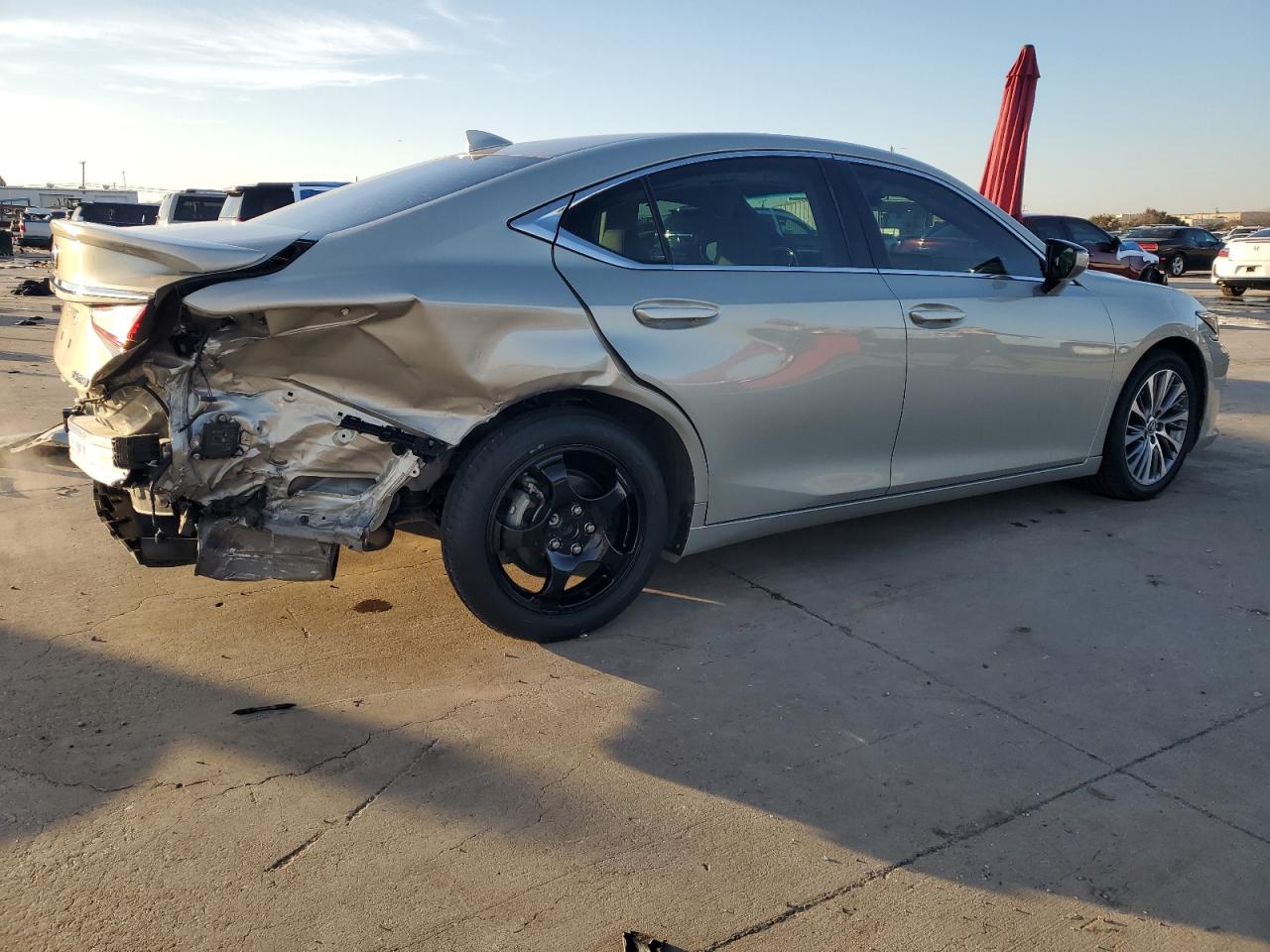 2020 Lexus ES - Image 3