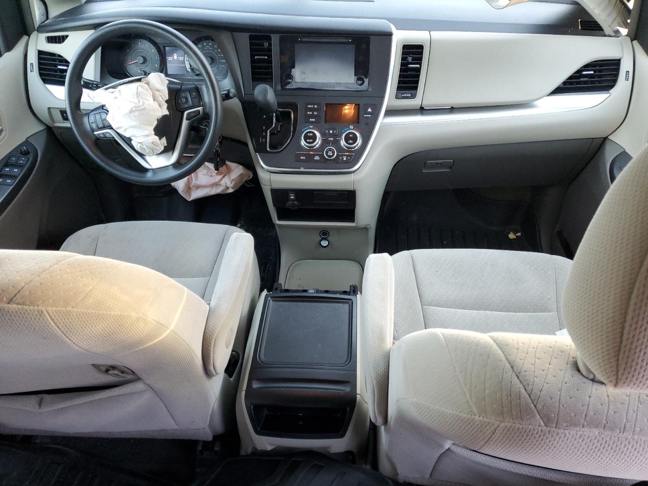 2017 Toyota Sienna - Image 8