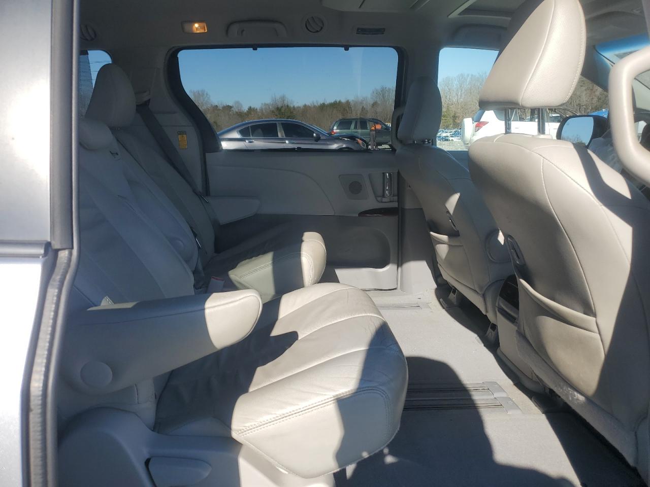 2014 Toyota Sienna - Image 11