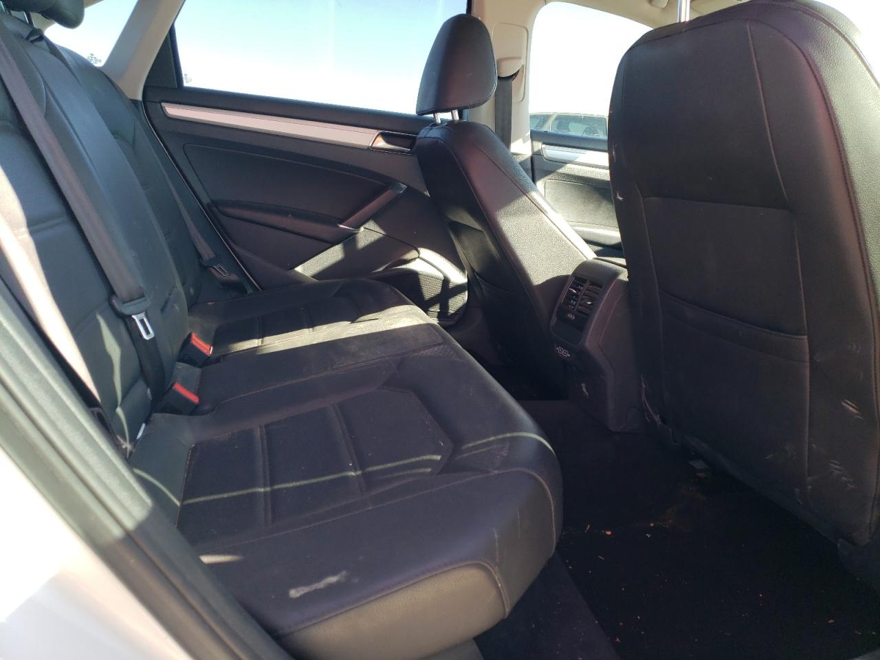 2019 Volkswagen Passat - Image 10