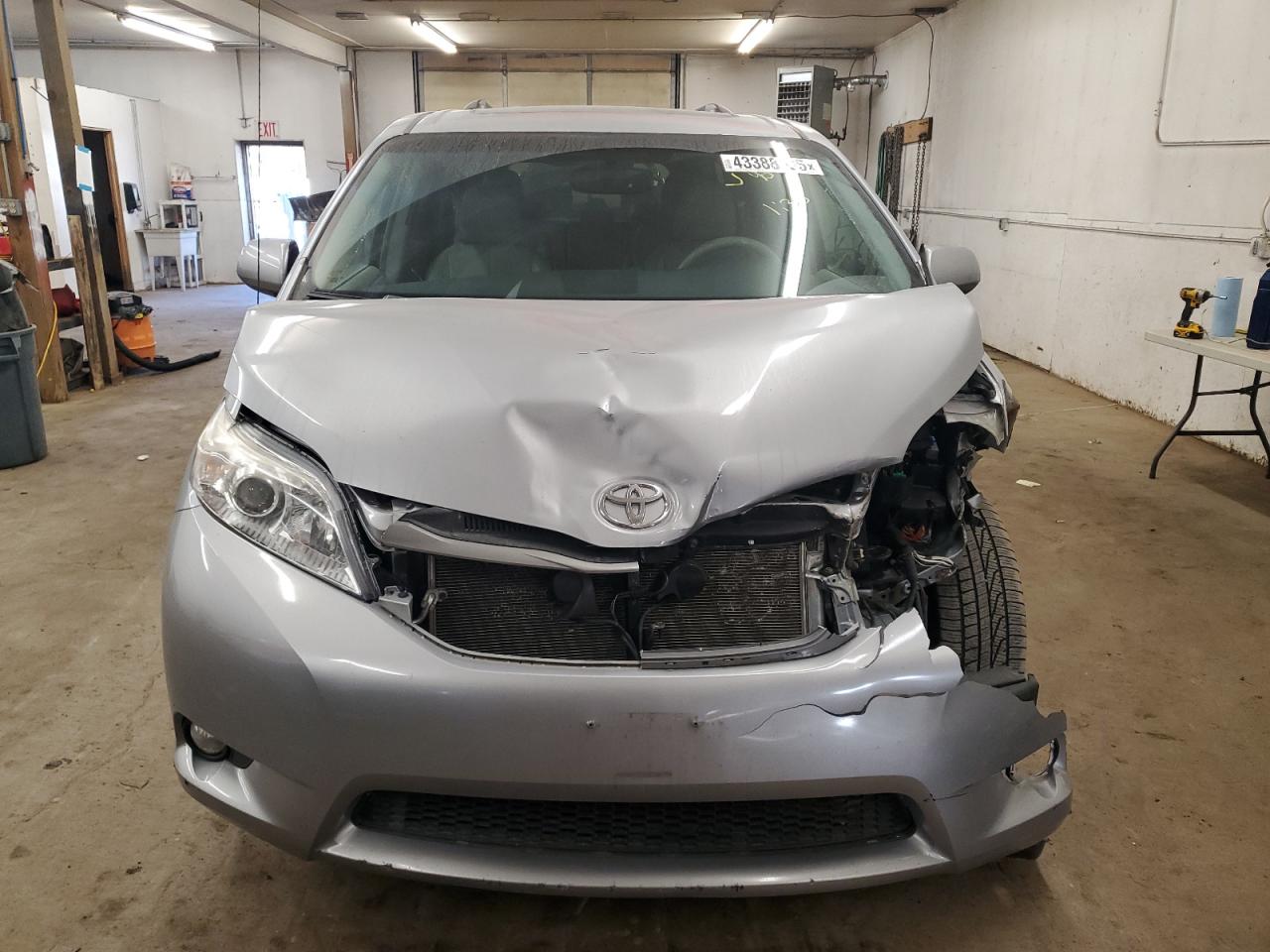 2014 Toyota Sienna - Image 5