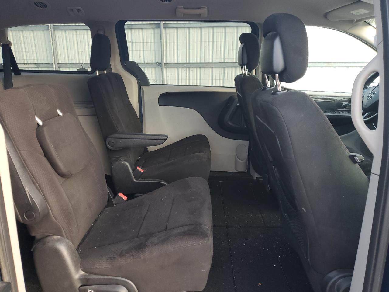 2011 Dodge Caravan - Image 12