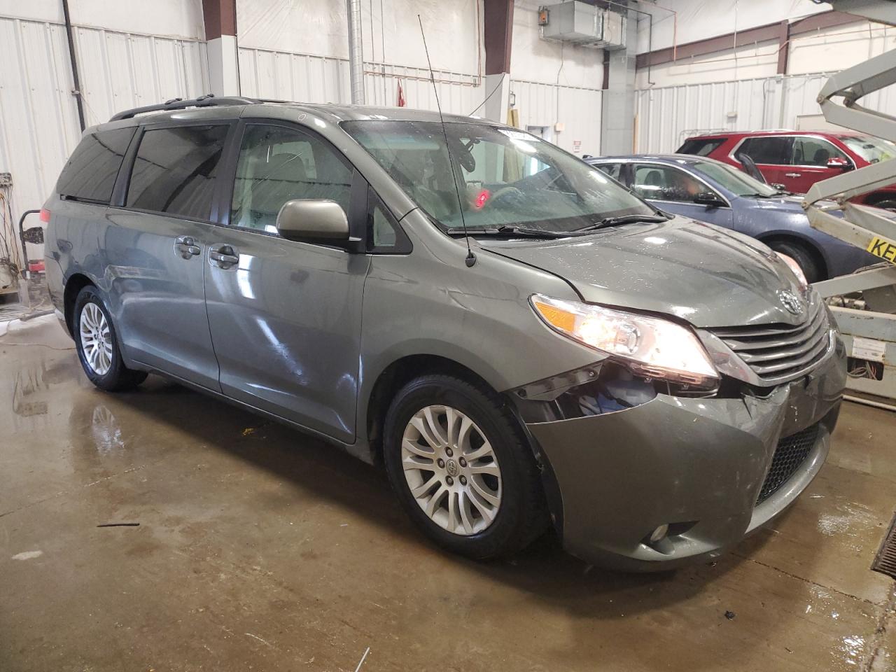 2013 Toyota Sienna - Image 4