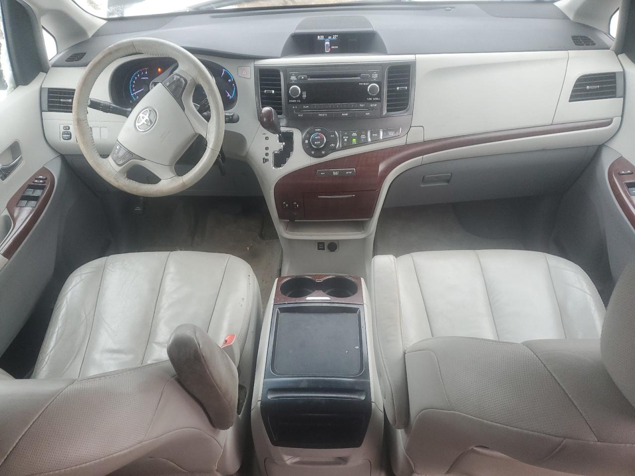 2011 Toyota Sienna - Image 8
