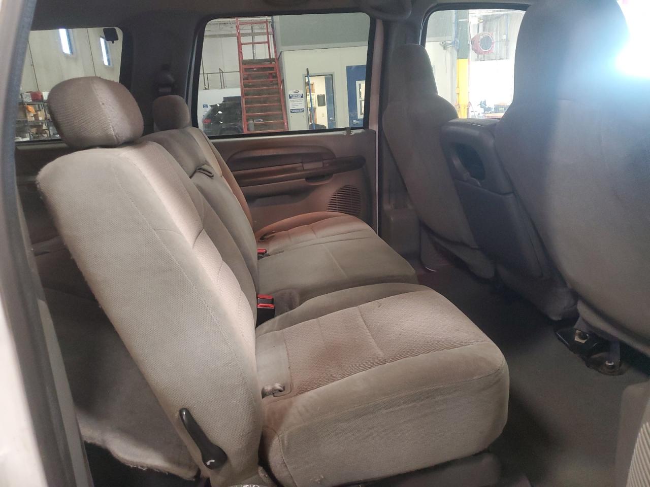 2003 Ford Excursion - Image 11
