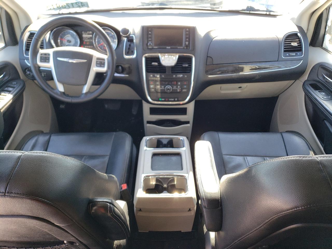 2015 Chrysler Town & Country - Image 8