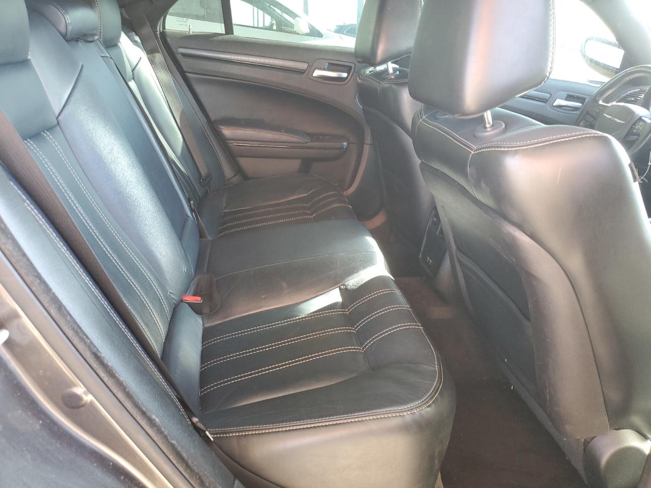 2016 Chrysler 300 - Image 11