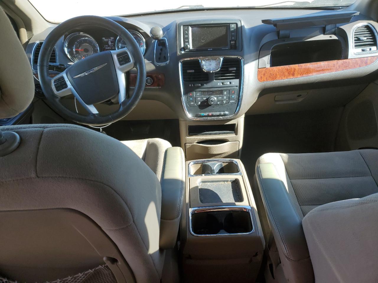 2015 Chrysler Town & Country - Image 8