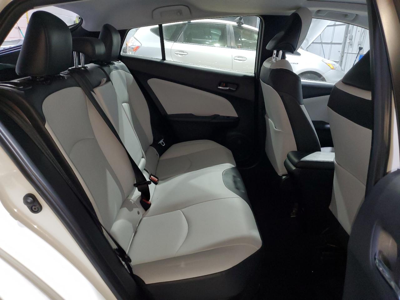 2018 Toyota Prius - Image 10