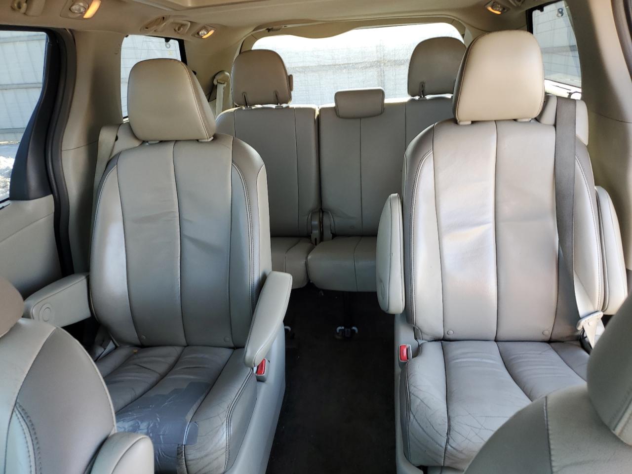2013 Toyota Sienna - Image 10