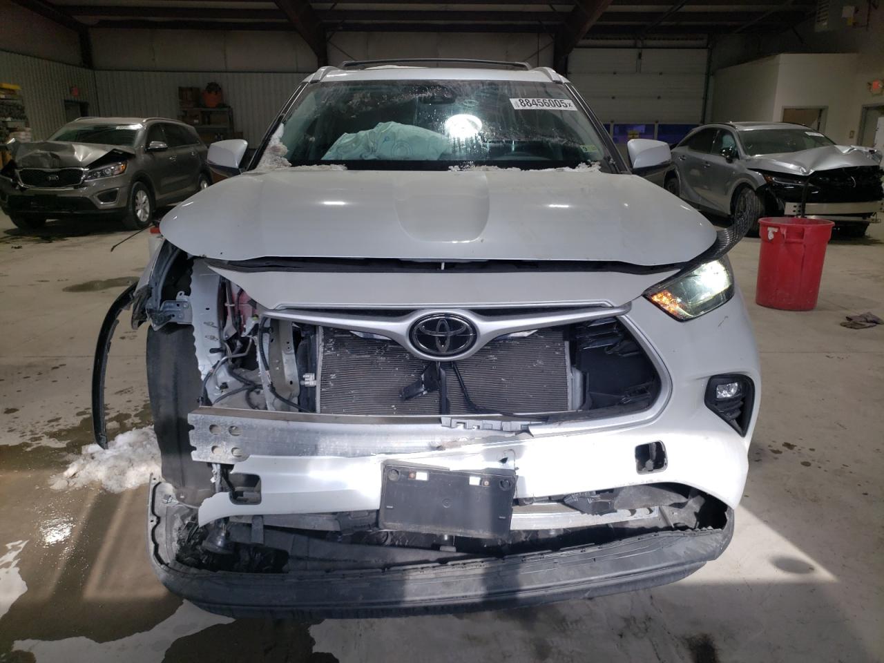 2022 Toyota Highlander - Image 5