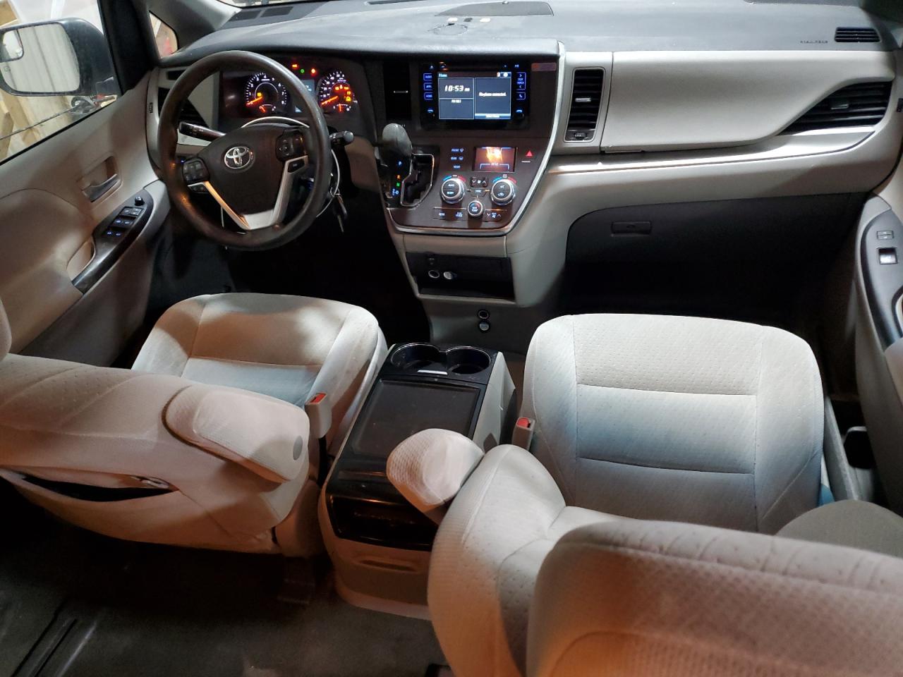 2017 Toyota Sienna - Image 8
