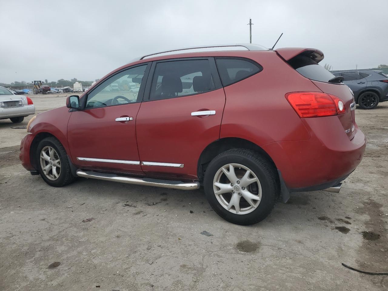 2011 Nissan Rogue - Image 2