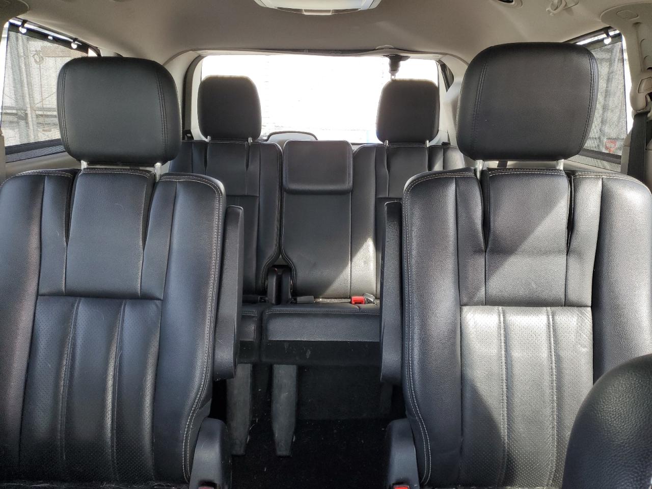 2011 Chrysler Town & Country - Image 10