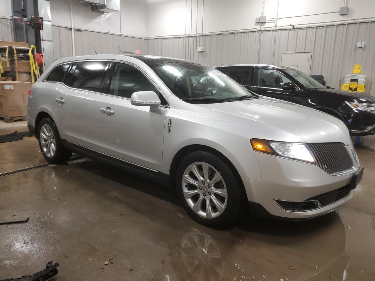 2016 Lincoln MKT - Image 4