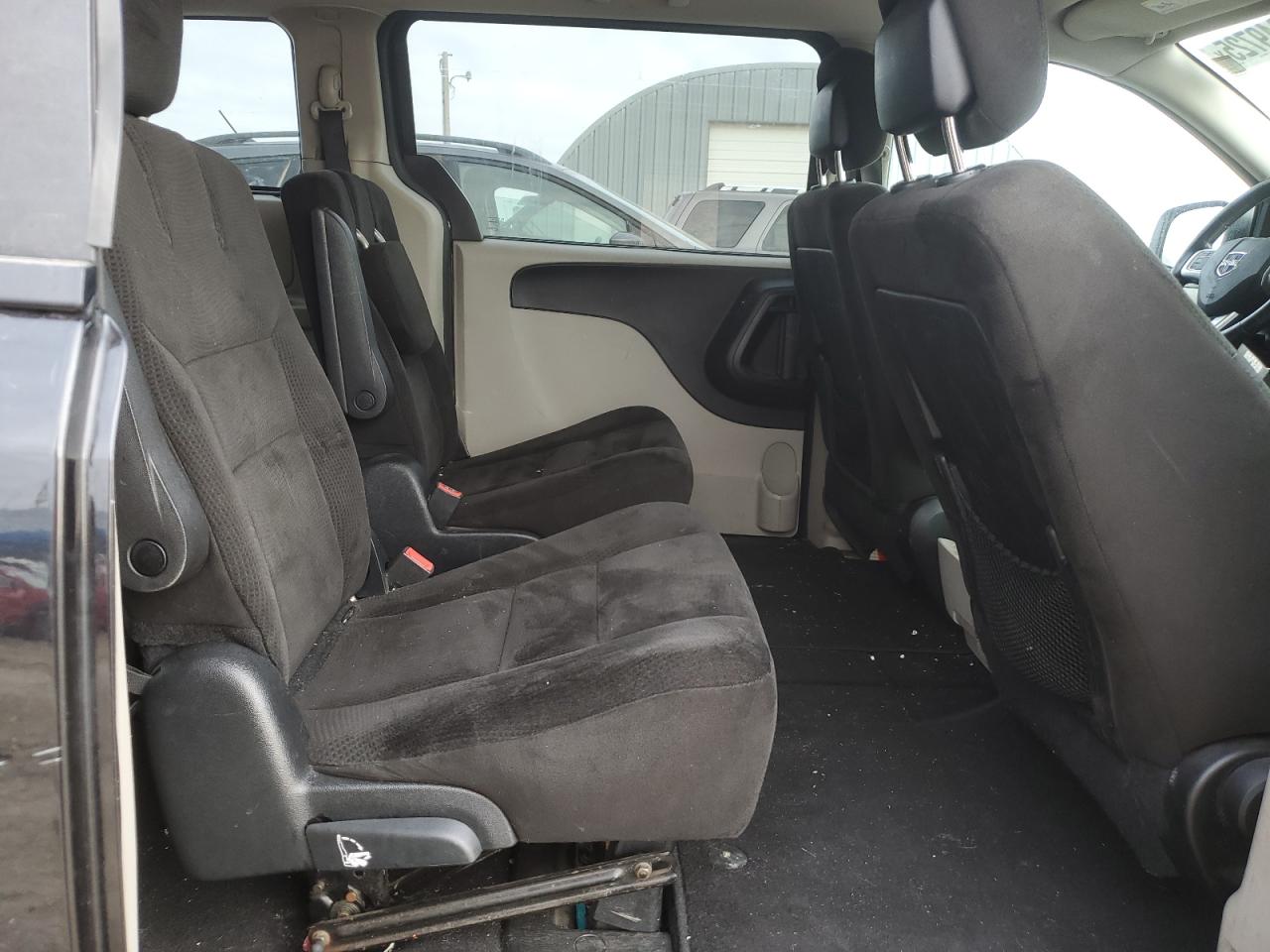 2016 Dodge Caravan - Image 11
