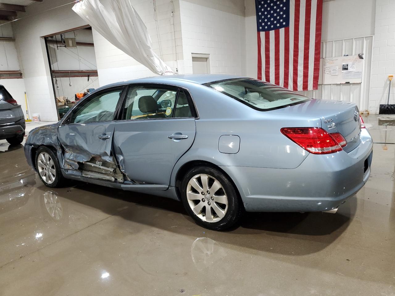 2006 Toyota Avalon - Image 2