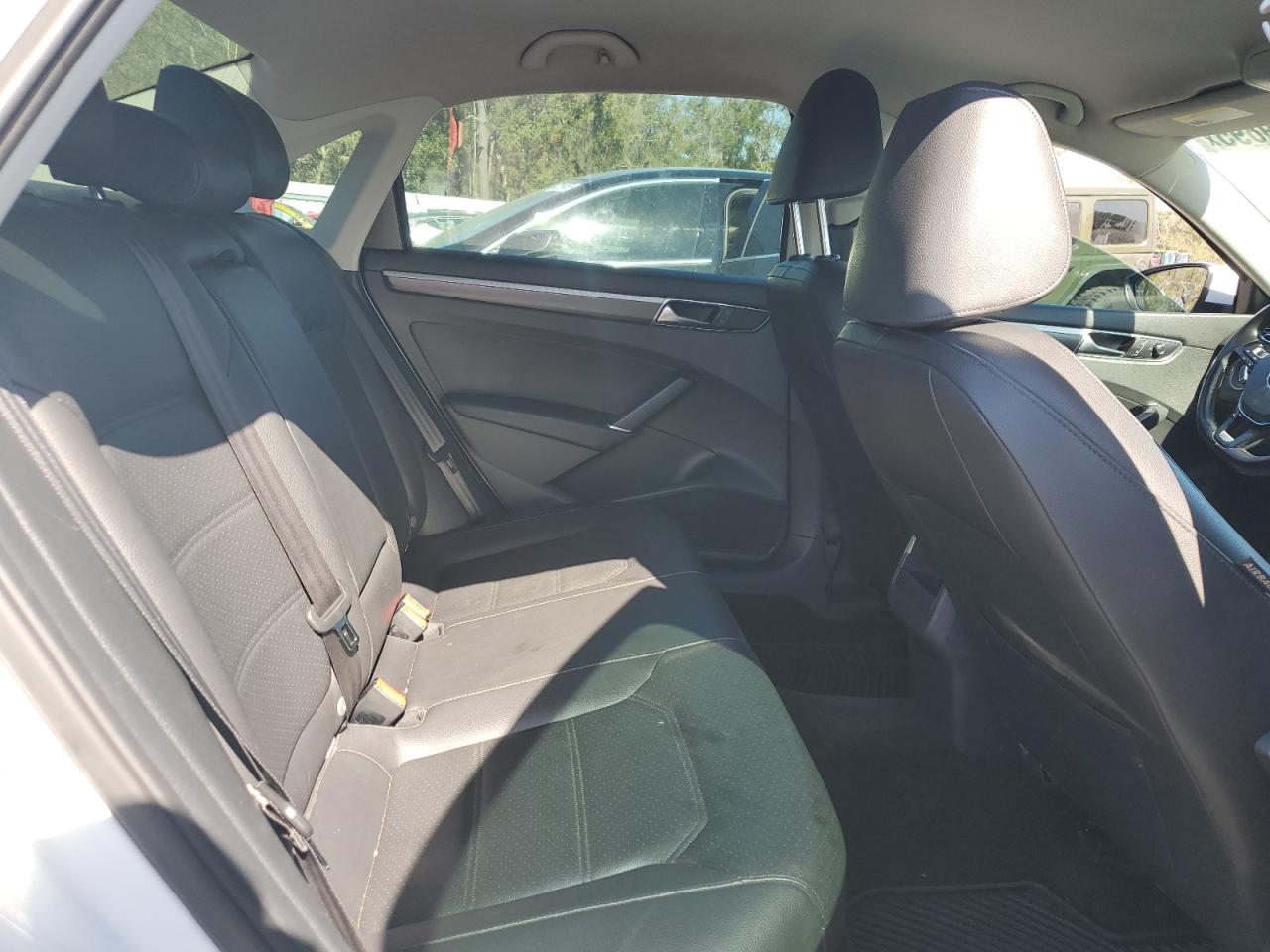 2017 Volkswagen Passat - Image 10