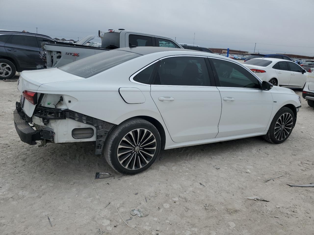 2022 Volkswagen Passat - Image 3