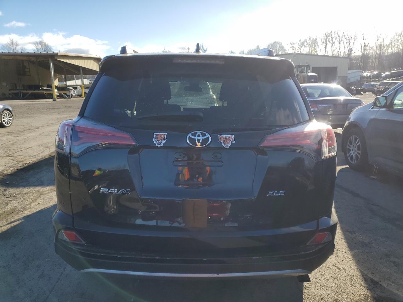 VIN 2T3RFREV4JW769435 2018 TOYOTA RAV4 no.6