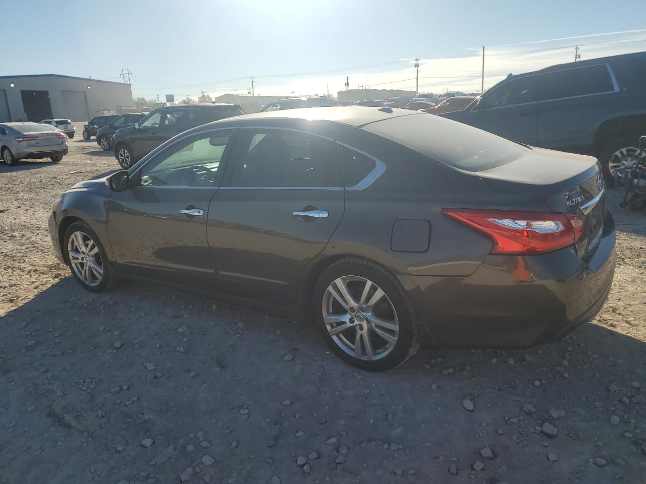 2016 Nissan Altima - Image 2