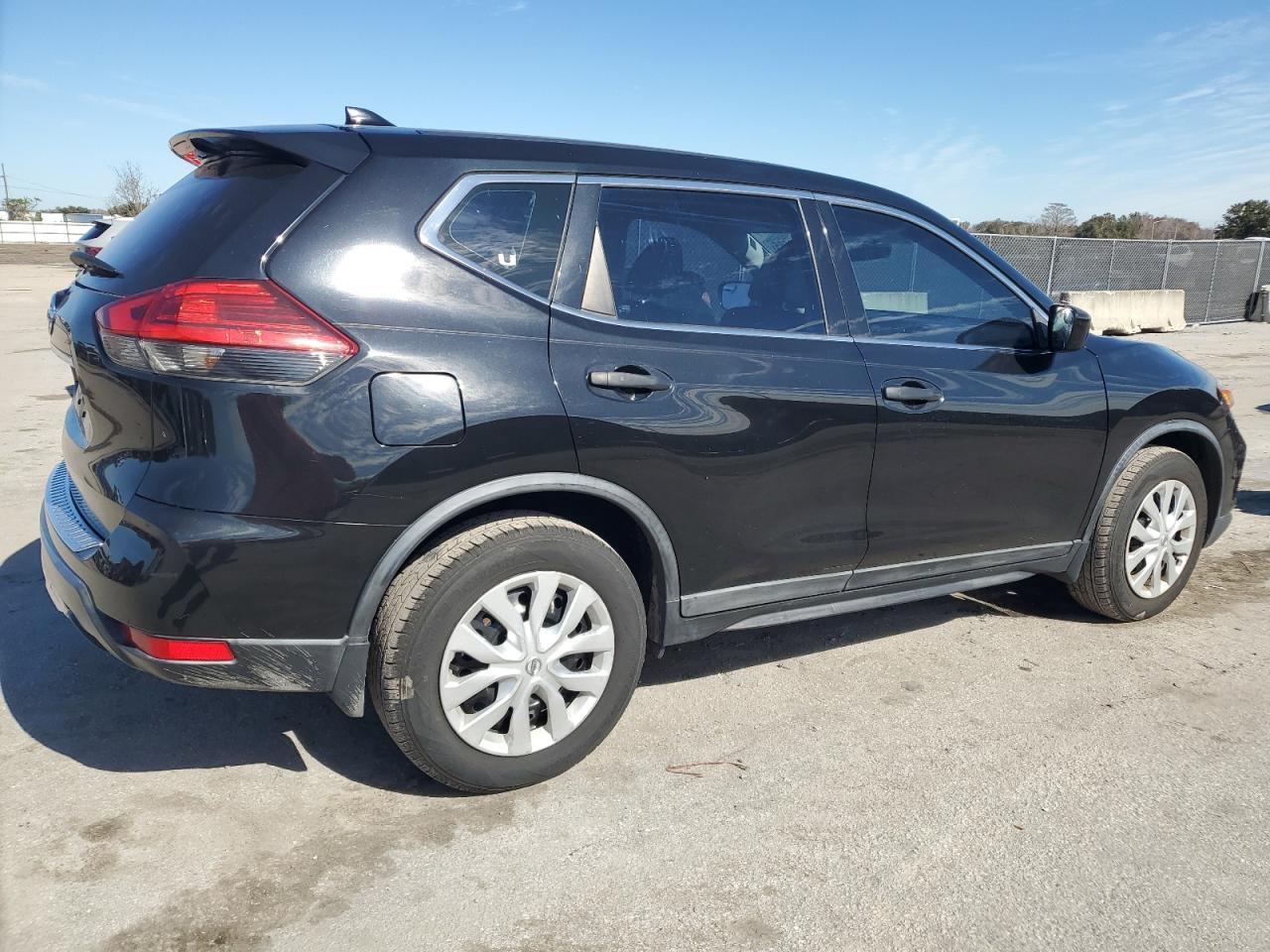 2017 Nissan Rogue - Image 3
