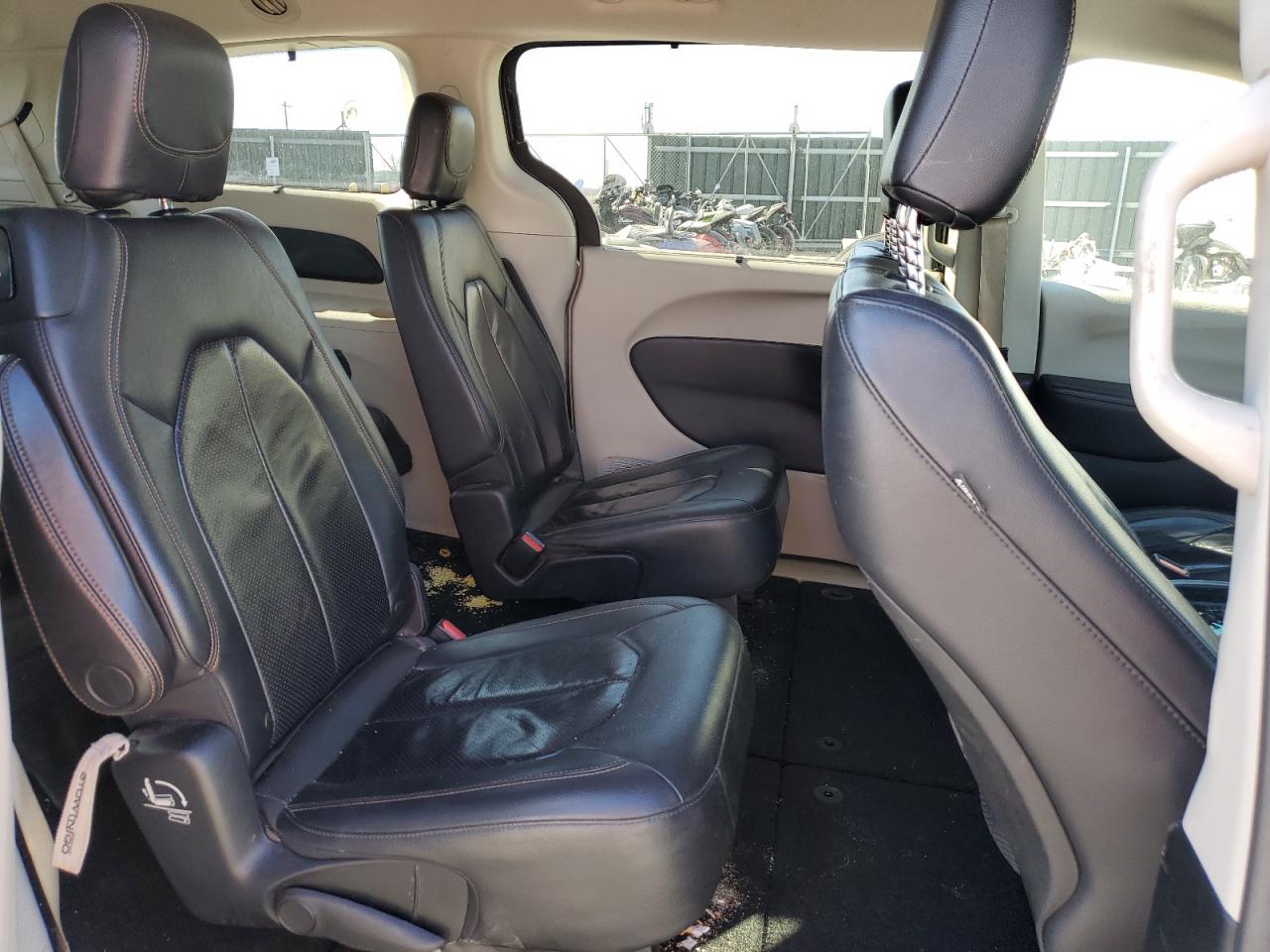 2018 Chrysler Pacifica - Image 11
