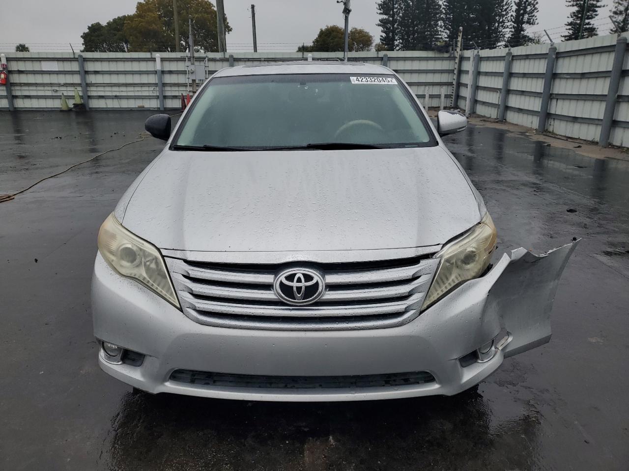 2011 Toyota Avalon - Image 5