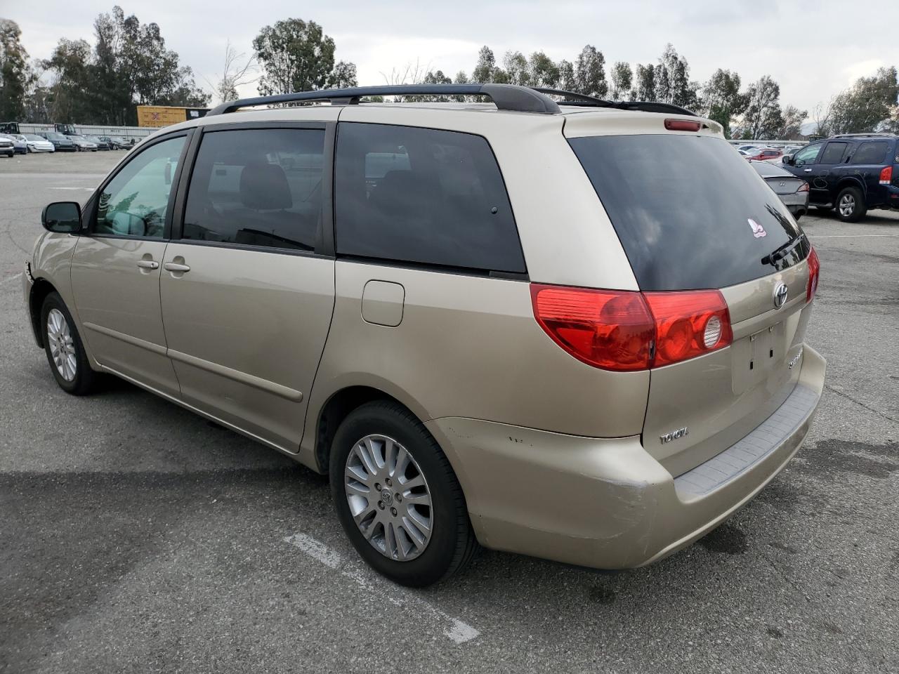 2010 Toyota Sienna - Image 2