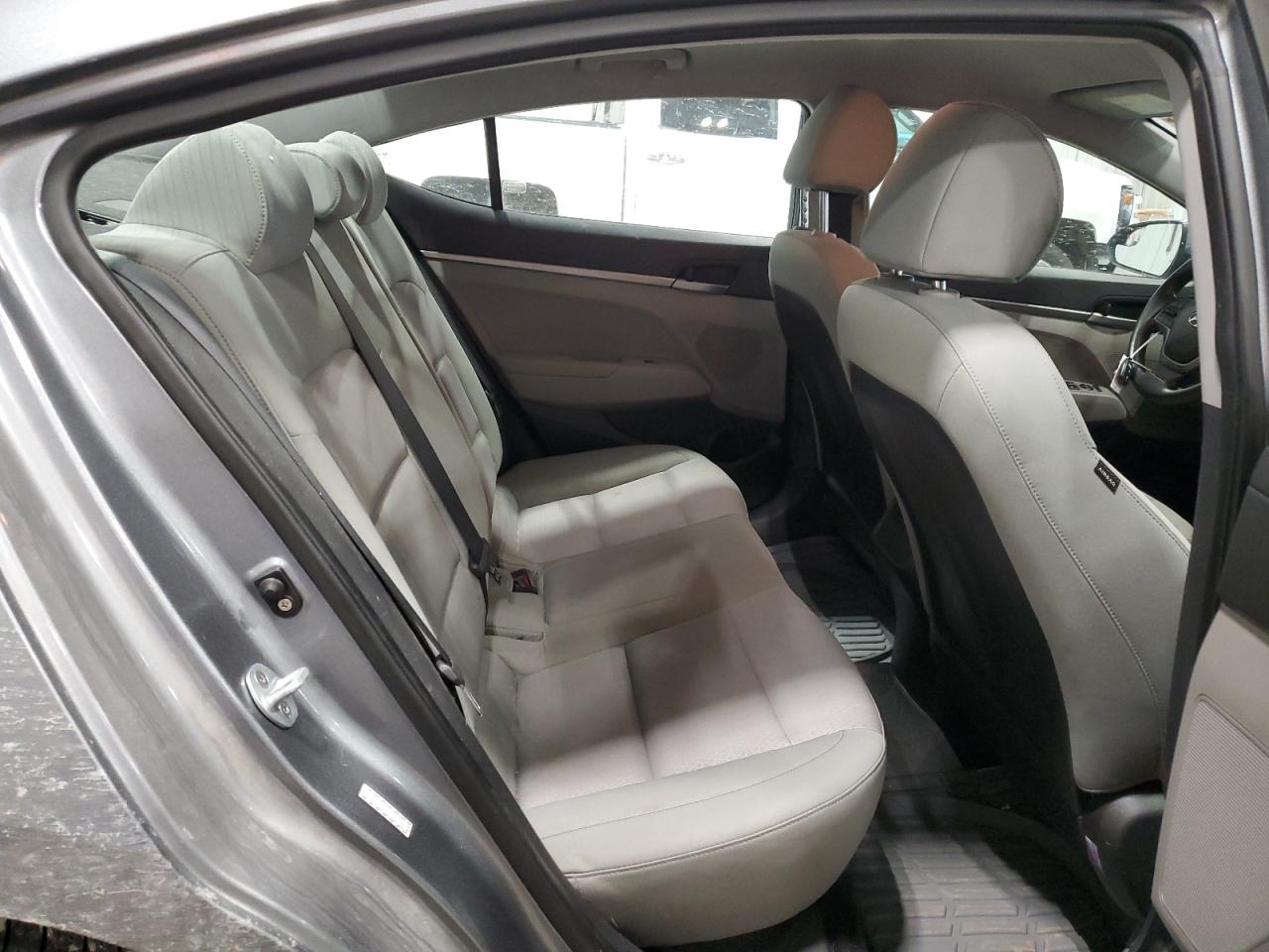 2017 Hyundai Elantra - Image 10