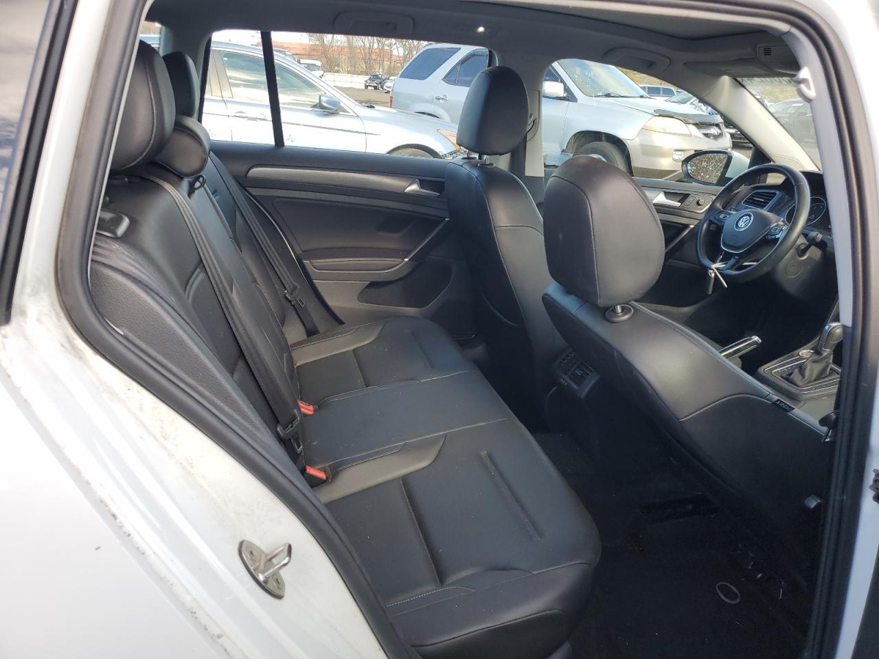 2019 Volkswagen Golf - Image 10