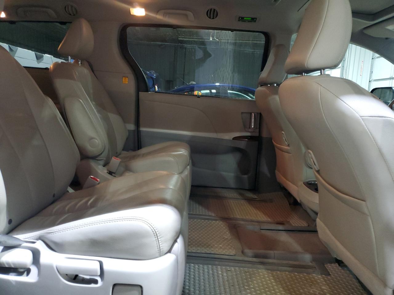 2013 Toyota Sienna - Image 11