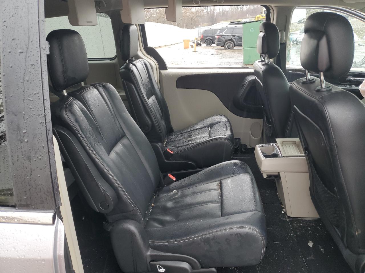 2016 Chrysler Town & Country - Image 11