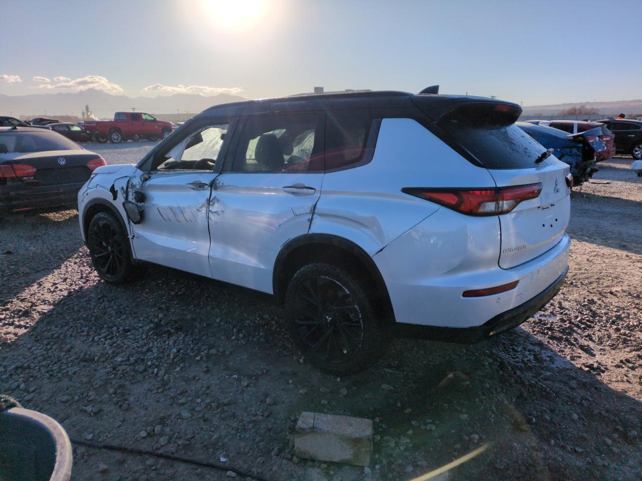 2024 Mitsubishi Outlander - Image 2