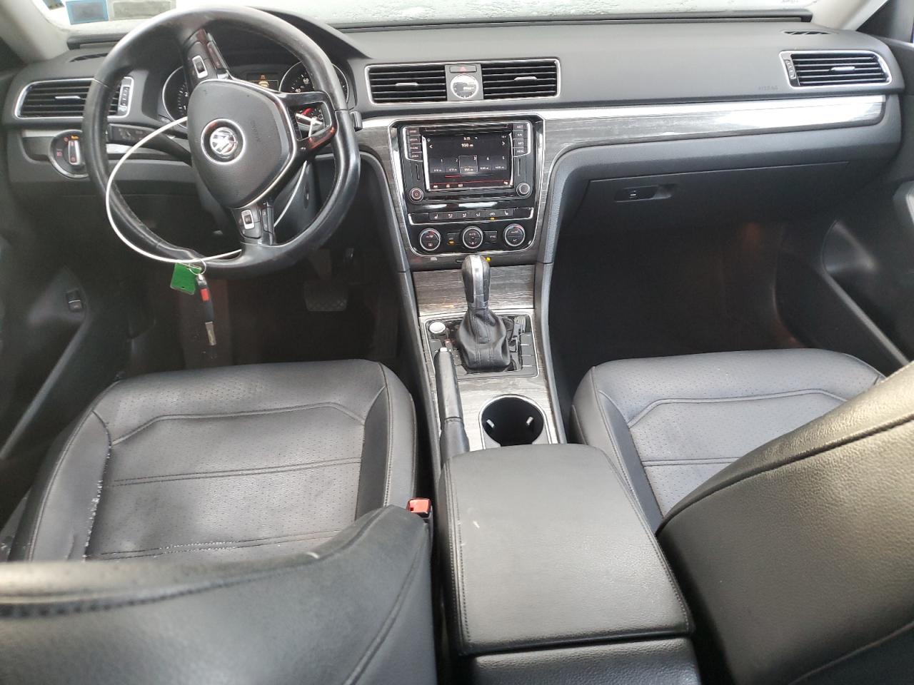 2017 Volkswagen Passat - Image 8
