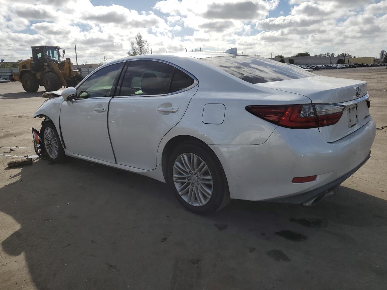 2016 Lexus ES - Image 2