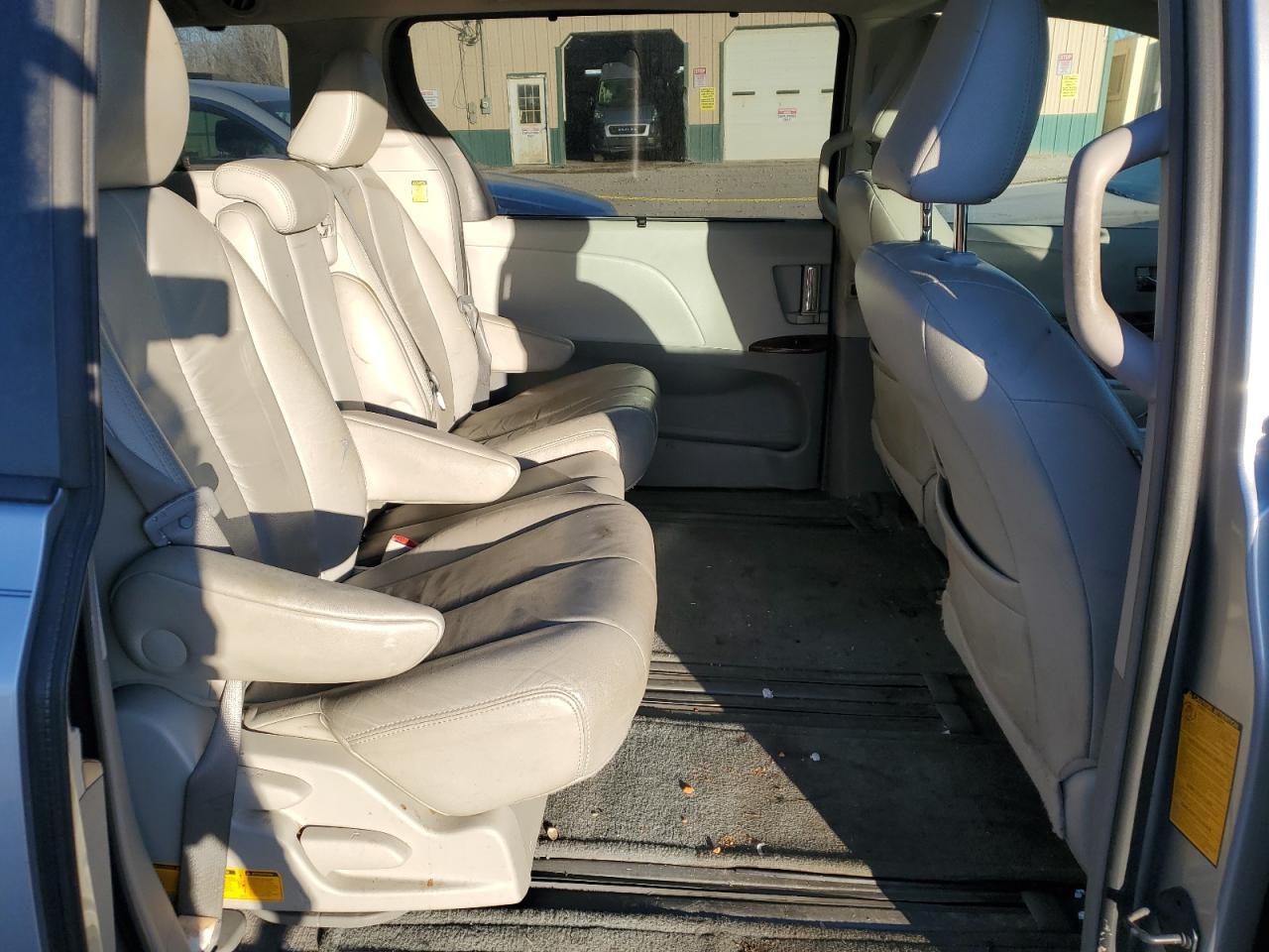 2011 Toyota Sienna - Image 10