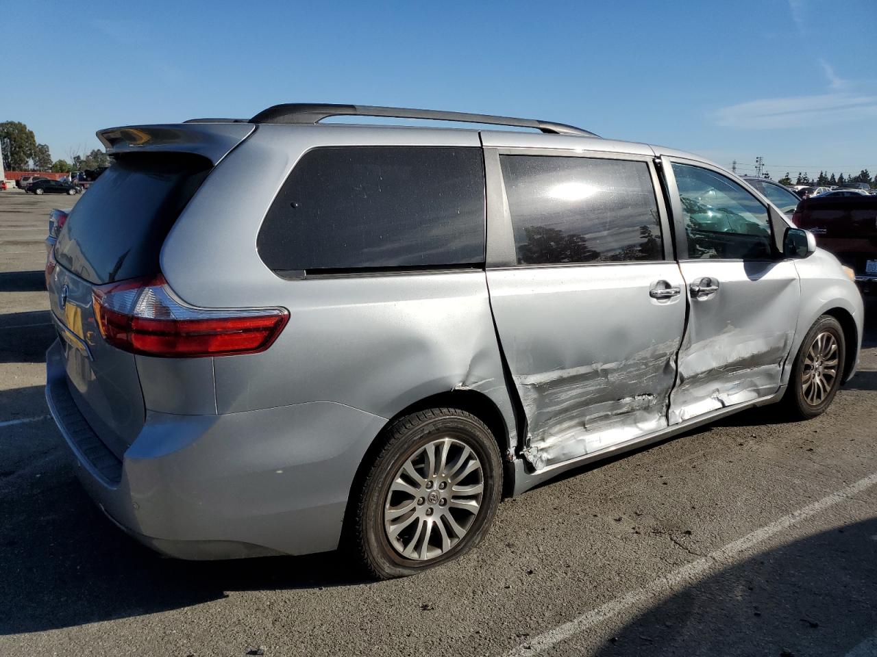 2015 Toyota Sienna - Image 3