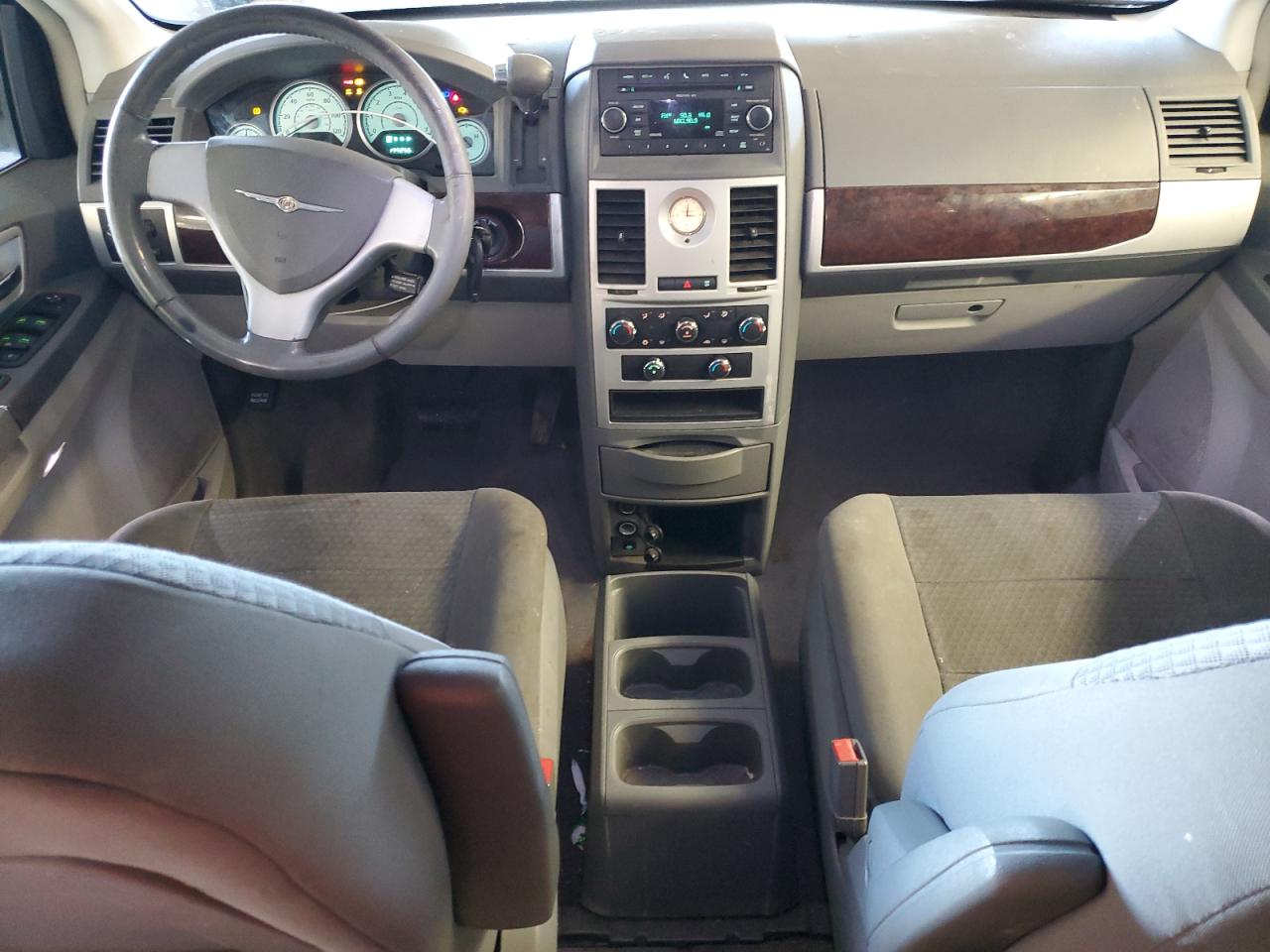2010 Chrysler Town & Country - Image 8