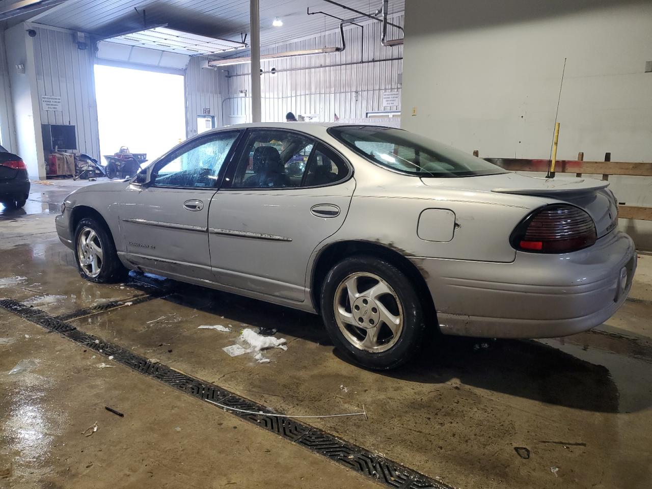 1998 Pontiac Grand Prix - Image 2
