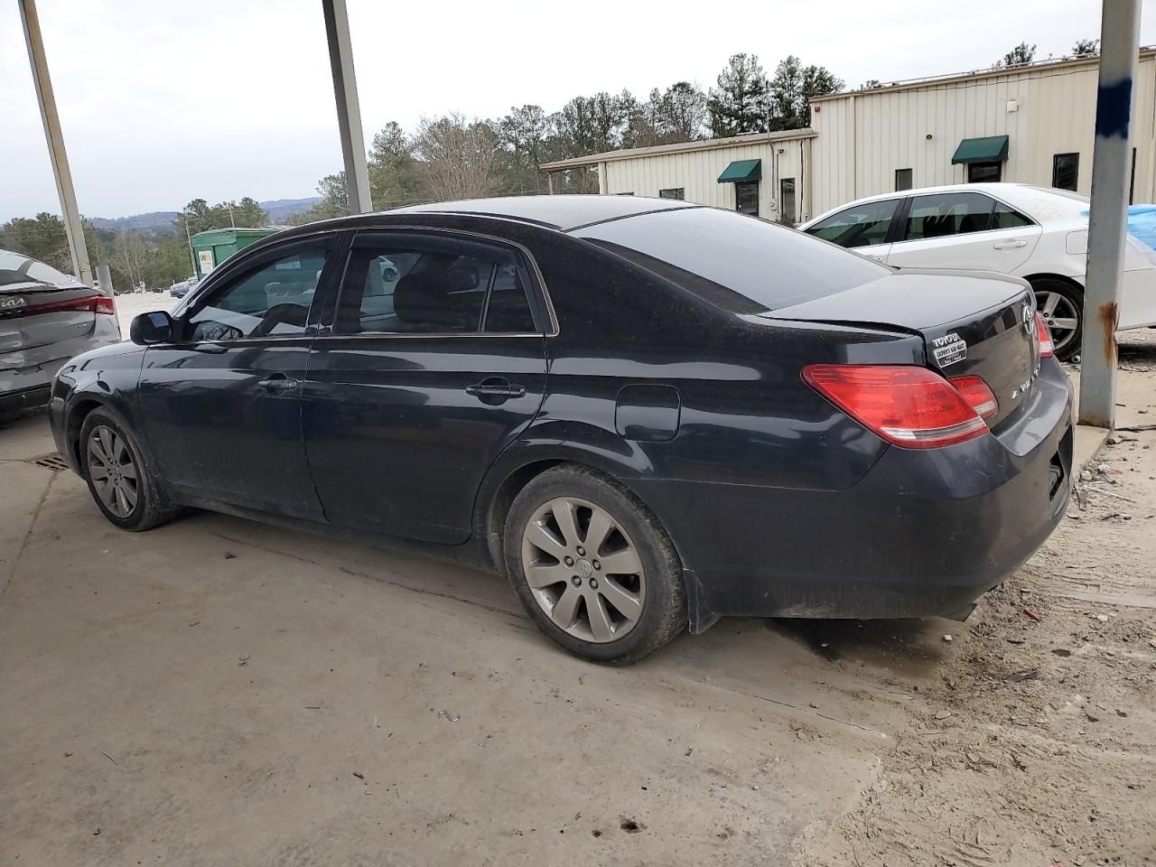 2005 Toyota Avalon - Image 2