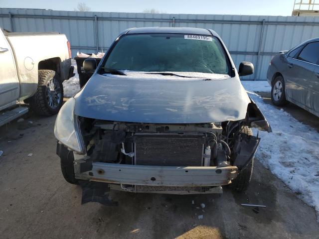 Седани NISSAN VERSA 2012 Сріблястий