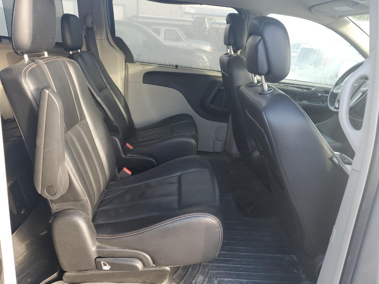 2015 Chrysler Town & Country - Image 11