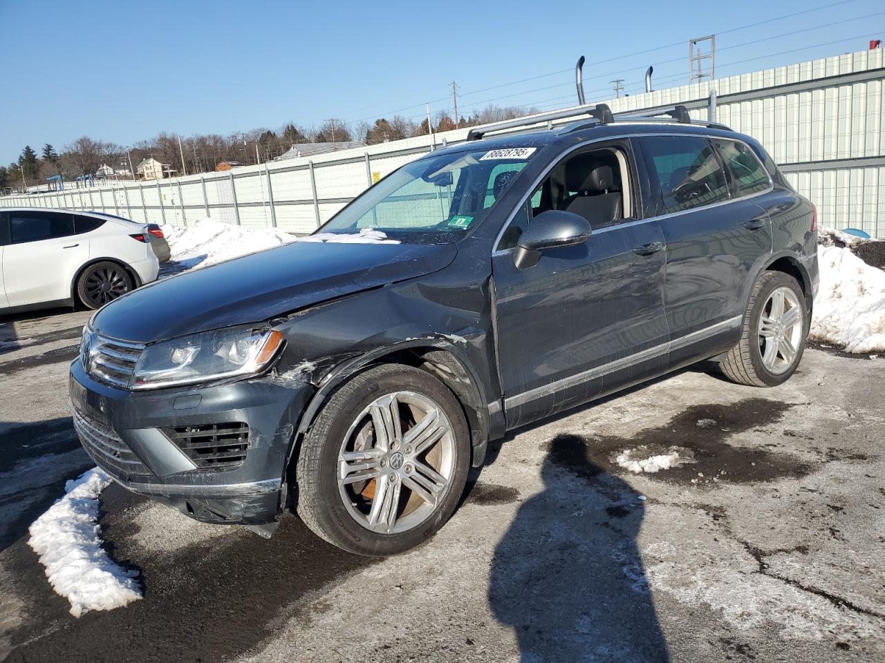 2016 Volkswagen Touareg - Image 1