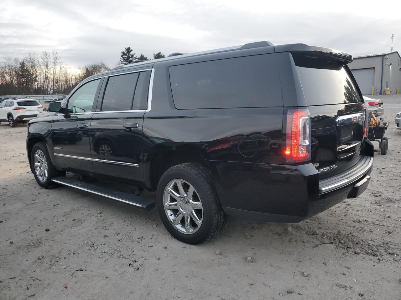 2015 GMC Yukon - Image 2