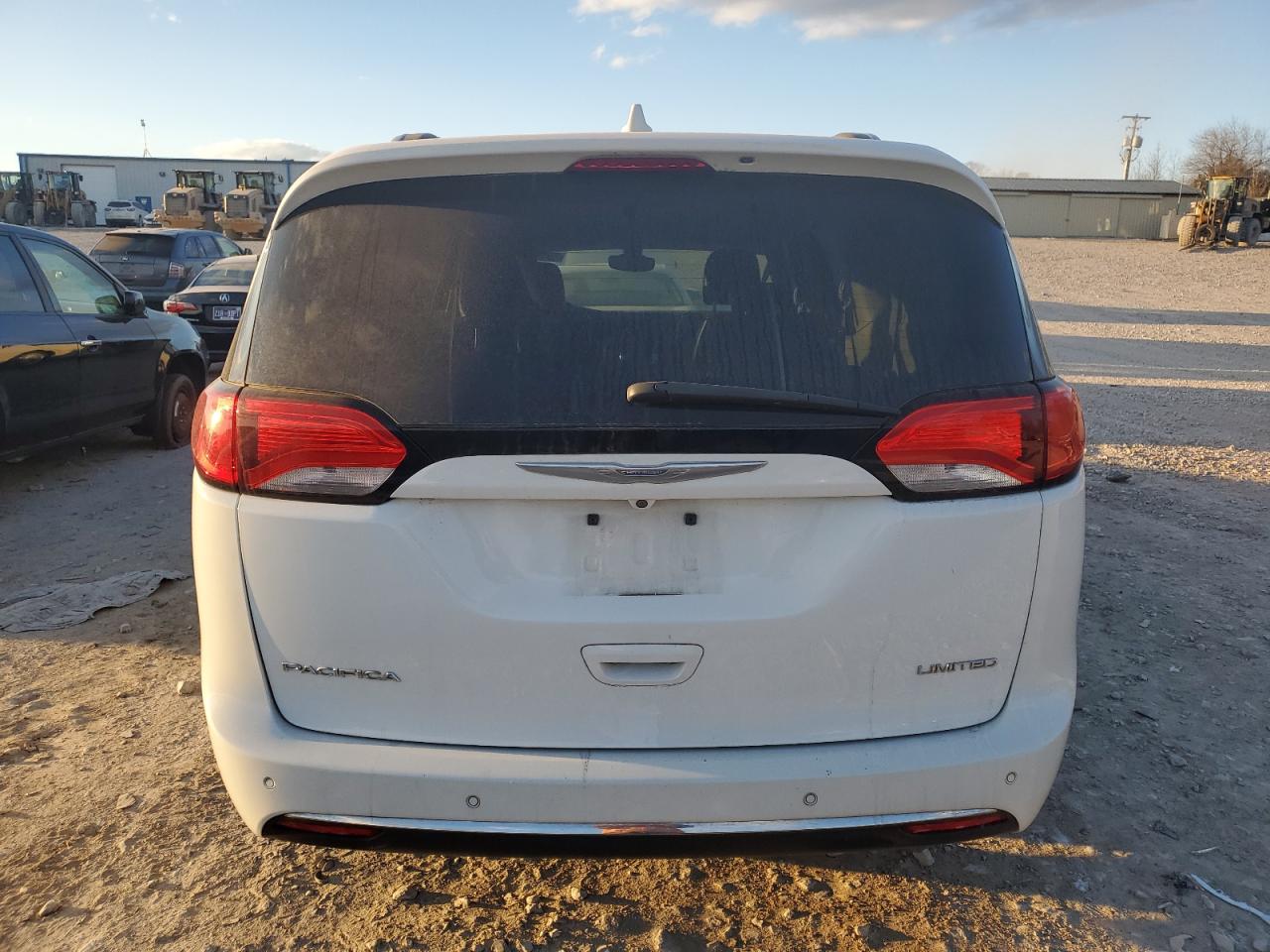 2017 Chrysler Pacifica - Image 6