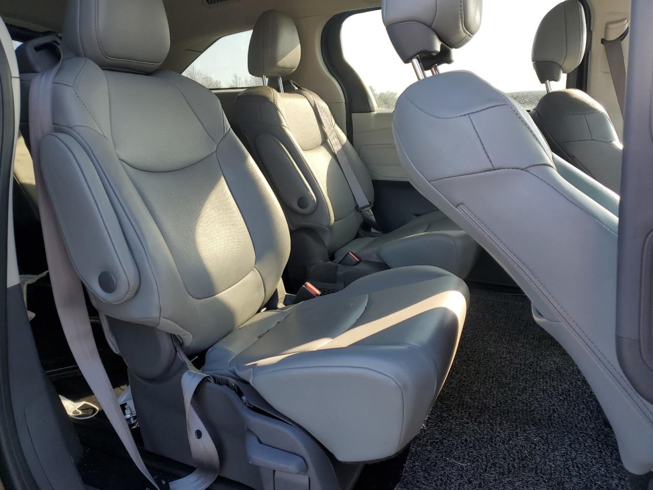 2021 Toyota Sienna - Image 11