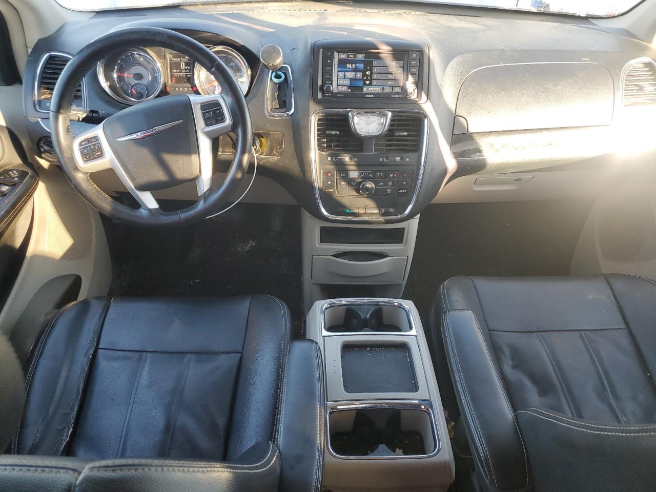 2014 Chrysler Town & Country - Image 8