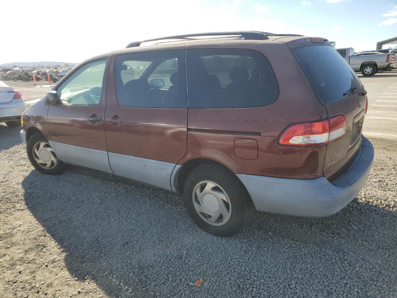 2001 Toyota Sienna - Image 2