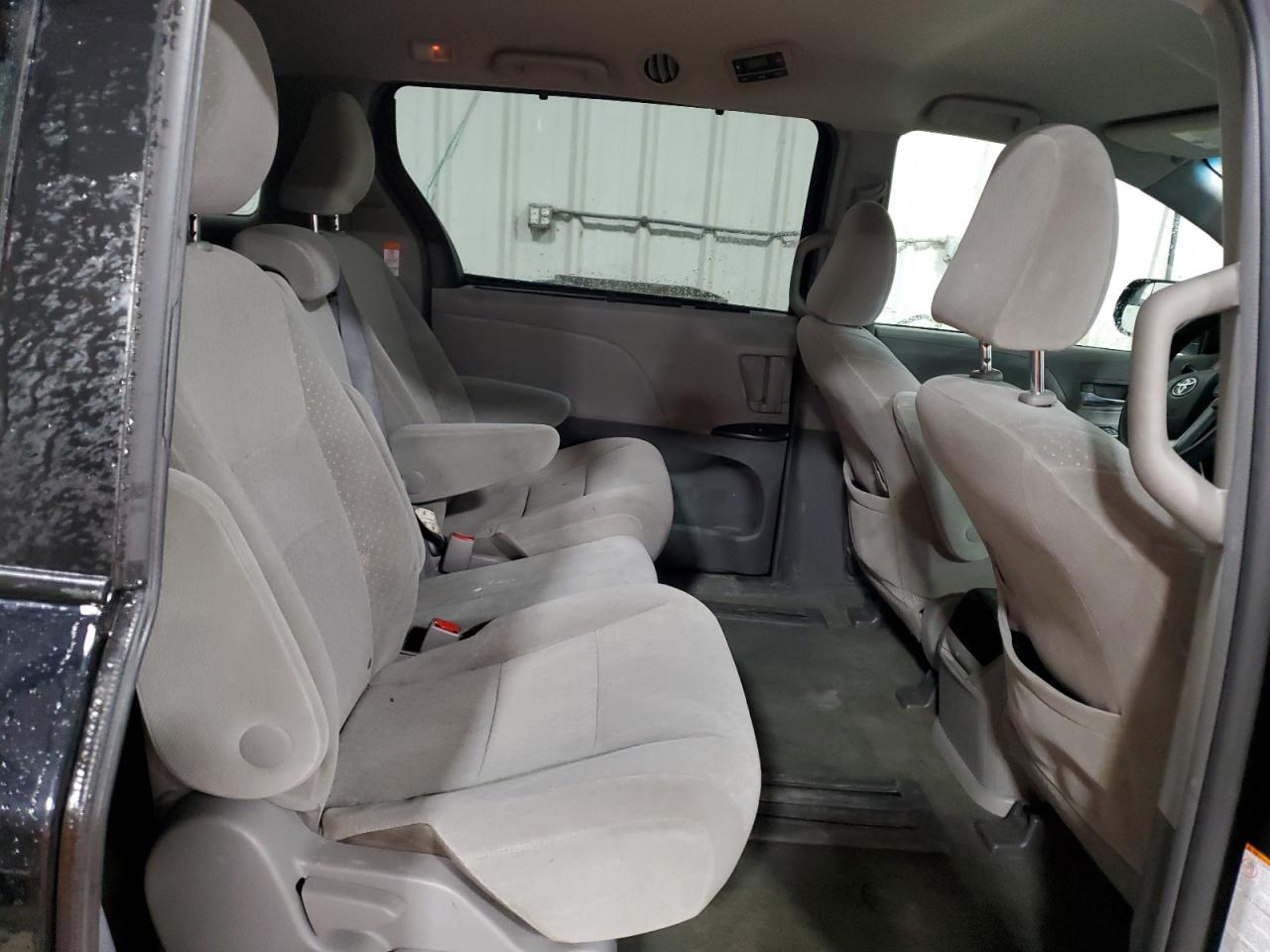 2017 Toyota Sienna - Image 11